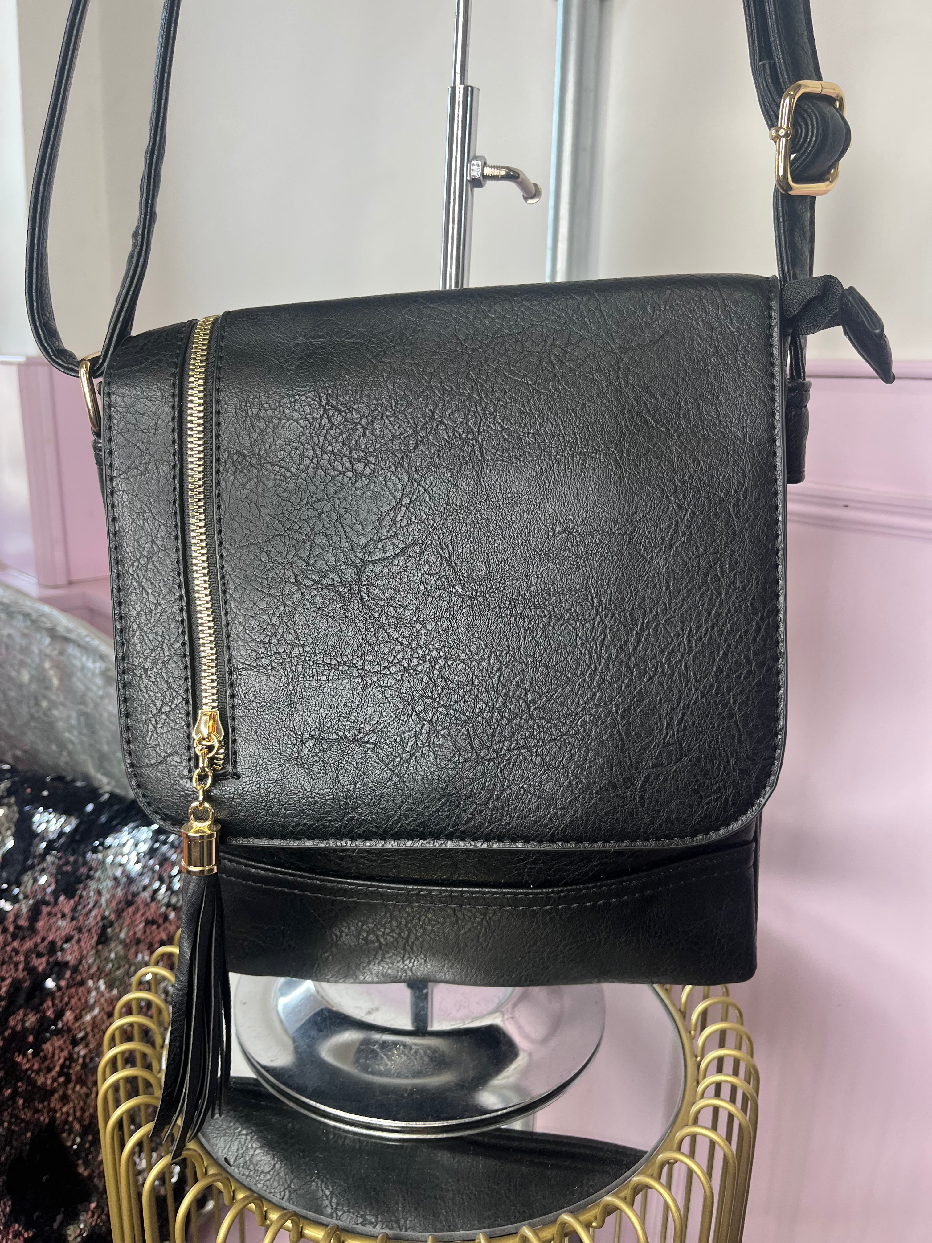 Crossbody Flap Over Bag > Black