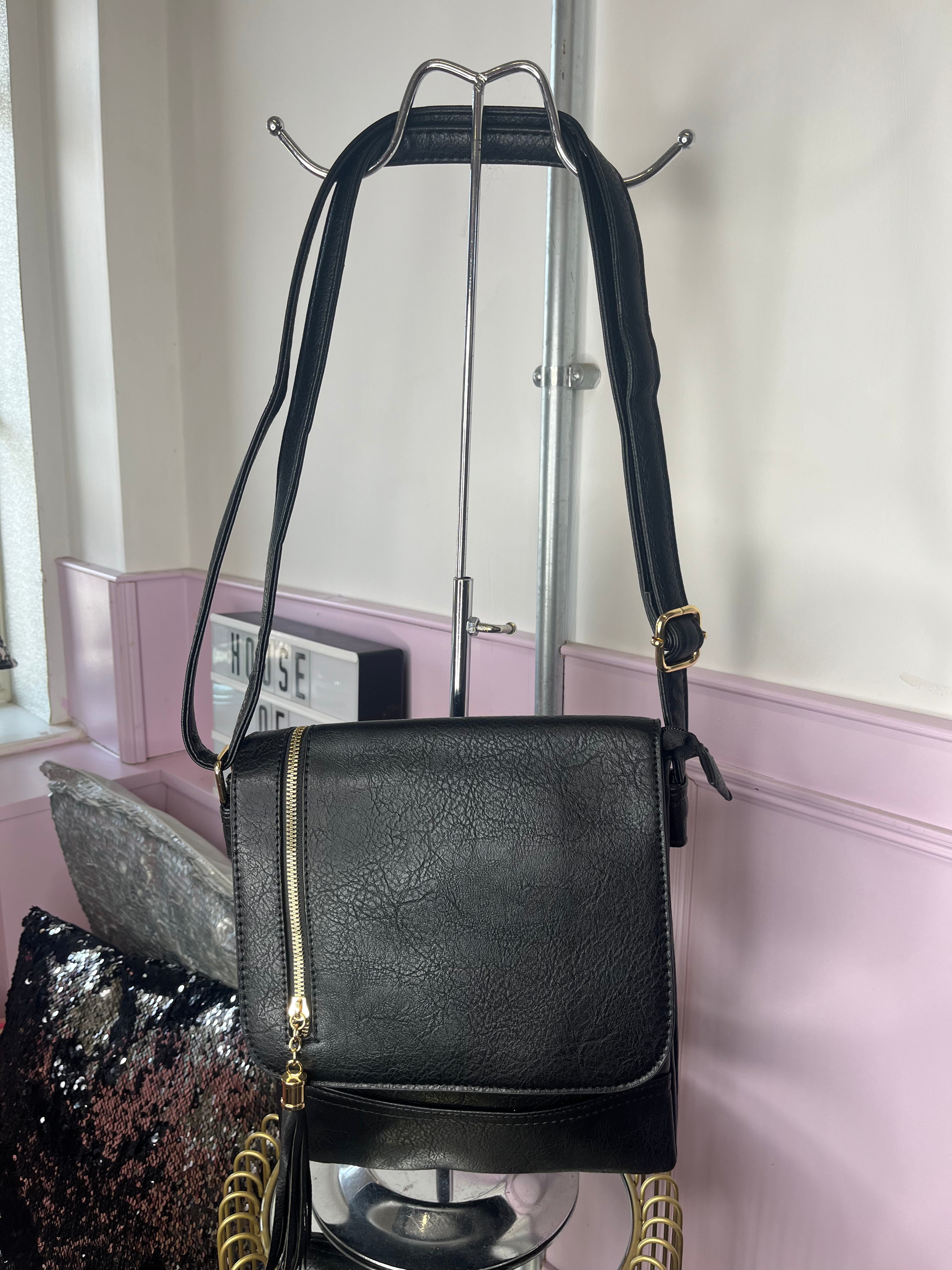 Crossbody Flap Over Bag > Black