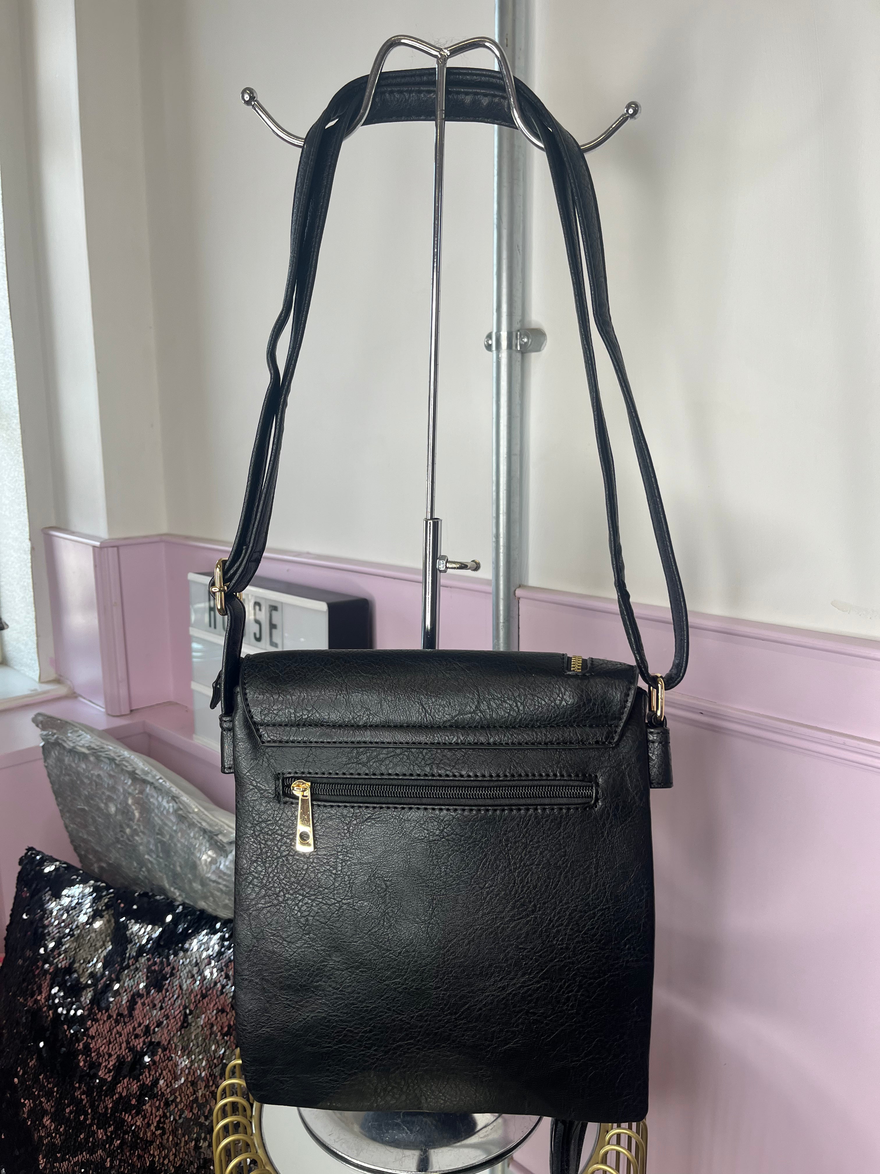 Crossbody Flap Over Bag > Black