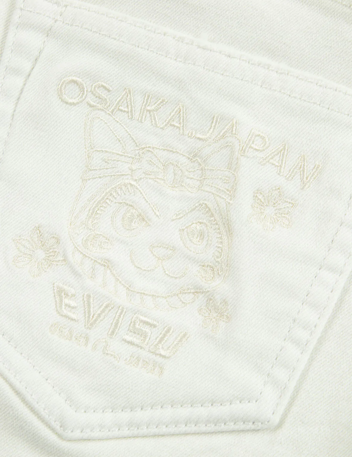 Fortune Cat and Seagull Embroidery White Denim Shorts