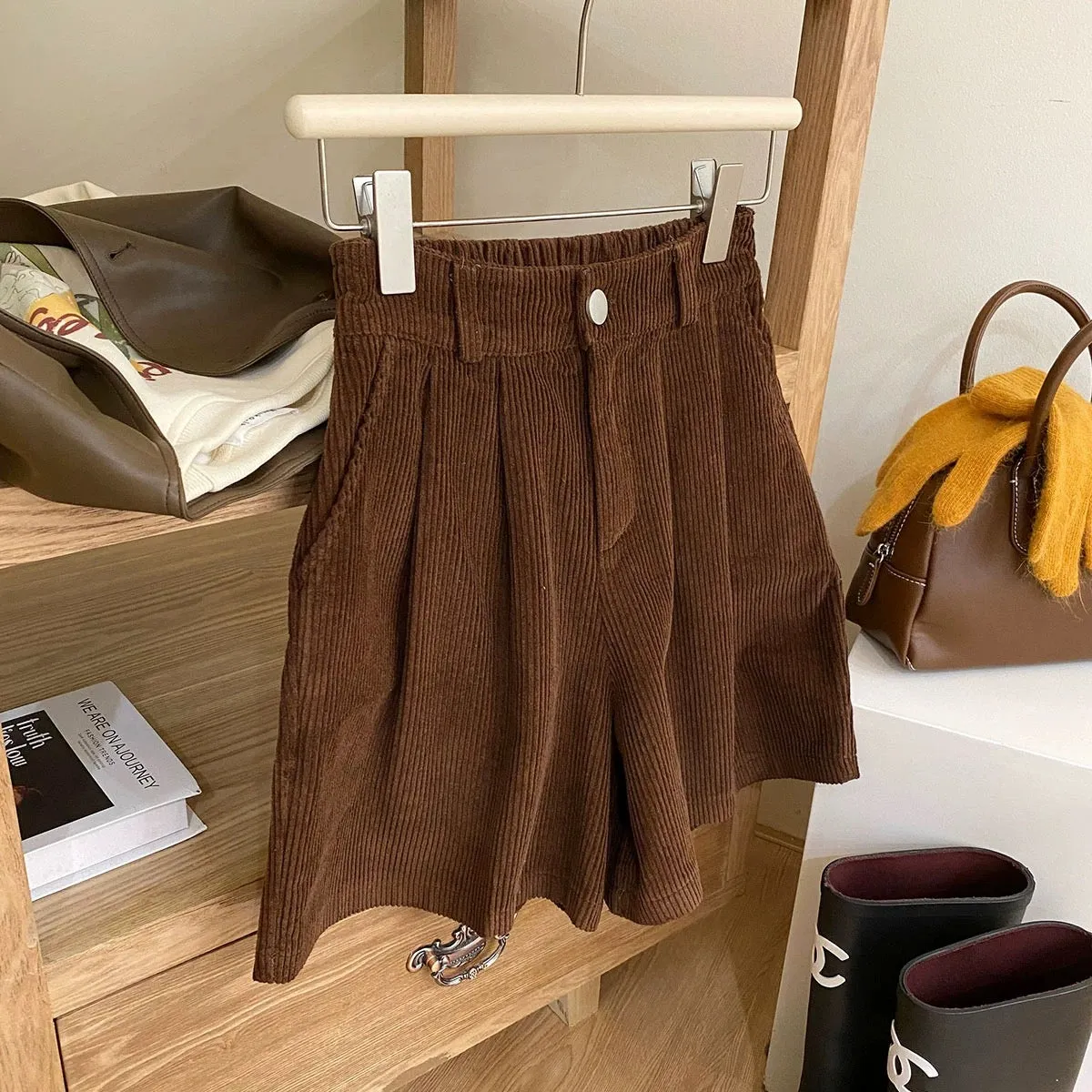 Retro Japanese-style retro corduroy wide-leg shorts for women in autumn and winter high-waisted loose and versatile temperament 