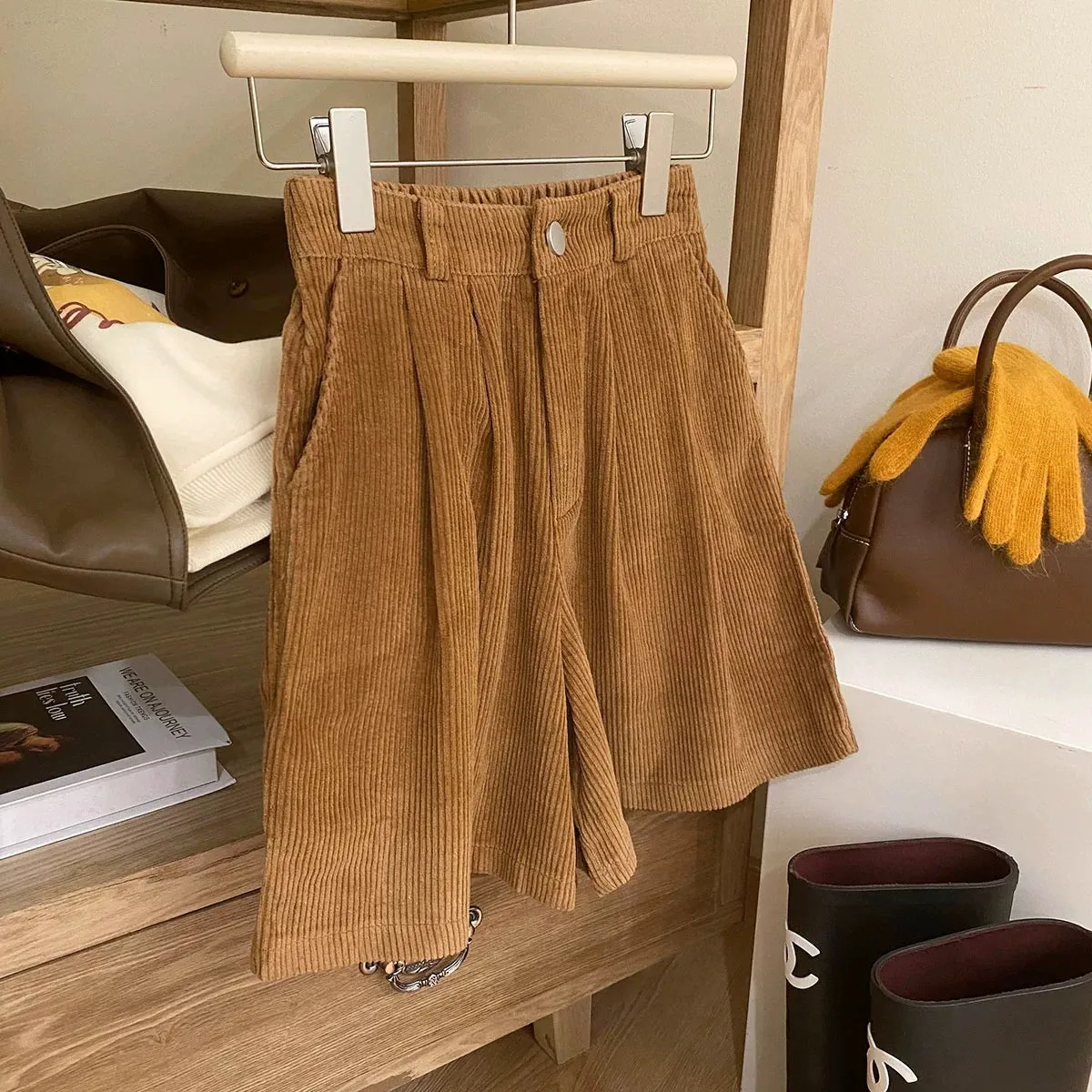 Retro Japanese-style retro corduroy wide-leg shorts for women in autumn and winter high-waisted loose and versatile temperament 