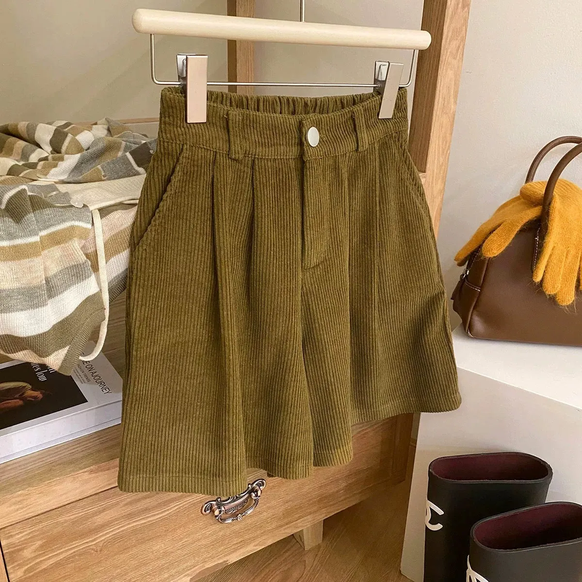 Retro Japanese-style retro corduroy wide-leg shorts for women in autumn and winter high-waisted loose and versatile temperament 