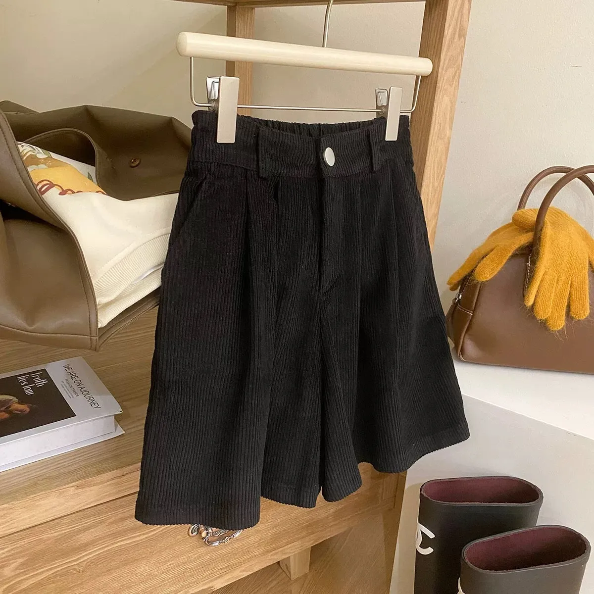 Retro Japanese-style retro corduroy wide-leg shorts for women in autumn and winter high-waisted loose and versatile temperament 